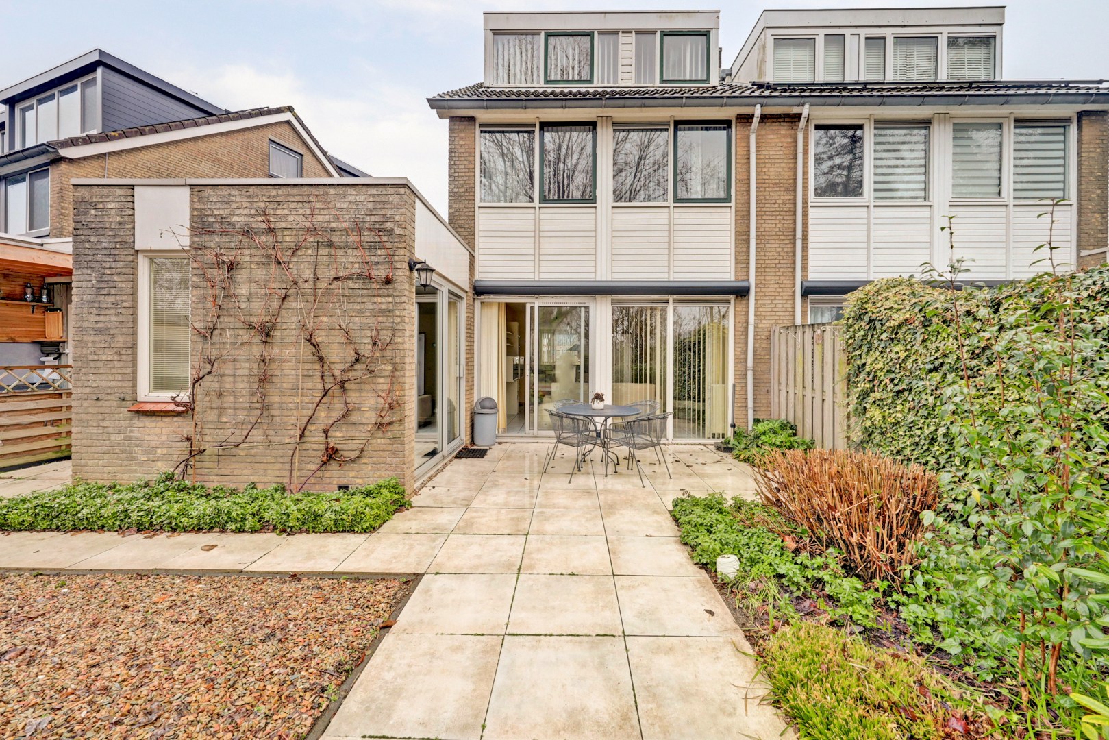 Ruime en lichte 2-onder-1-kap woning met parkeerplaats, garage, 3 slaapkamers, en zonnige tuin op het zuidwesten direct aan het water 