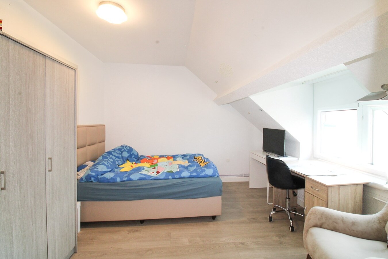 Verrassend ruime gezinswoning met energielabel B, vier slaapkamers en een uitgestrekte diepe tuin te koop in Sint-Niklaas! 