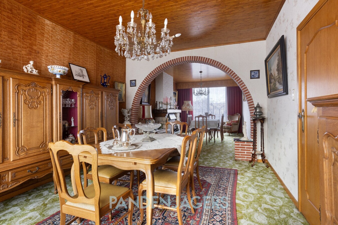 Ruime woning met zij-ingang en achterliggende garage te OLVW 