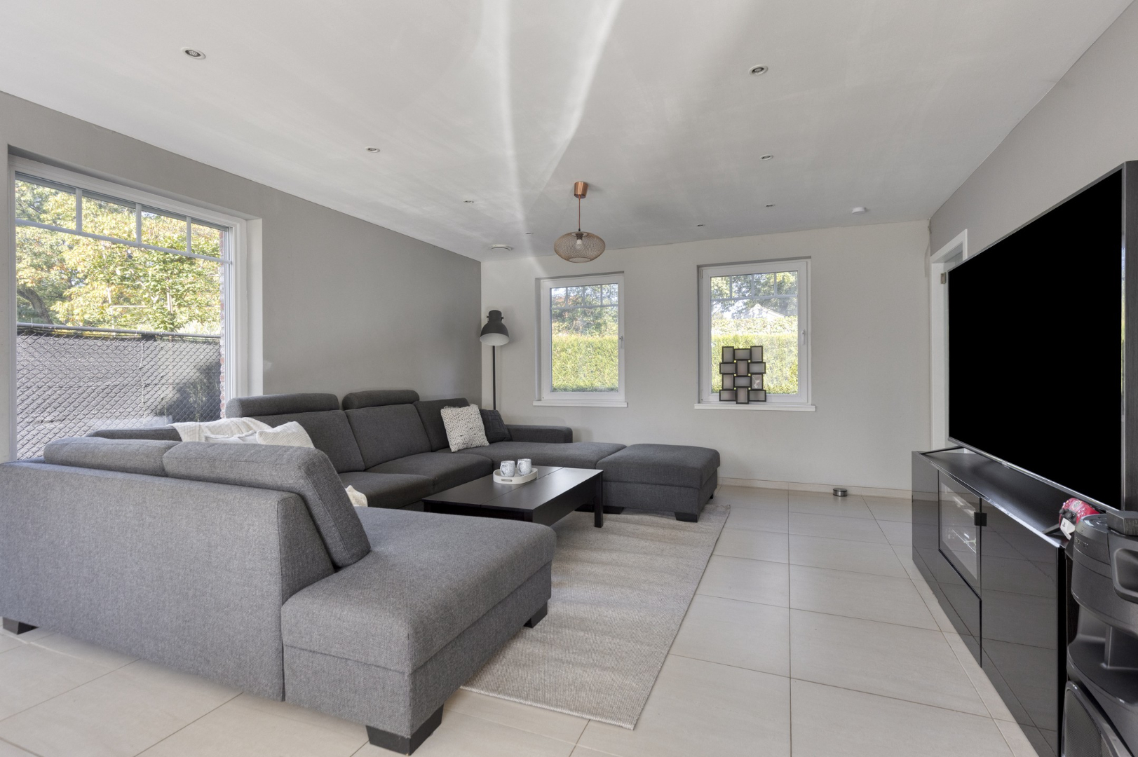 Vrijstaande woning van 2015 met 3 slaapkamers, volledige kelder en zuidgerichte tuin in Schilde. 