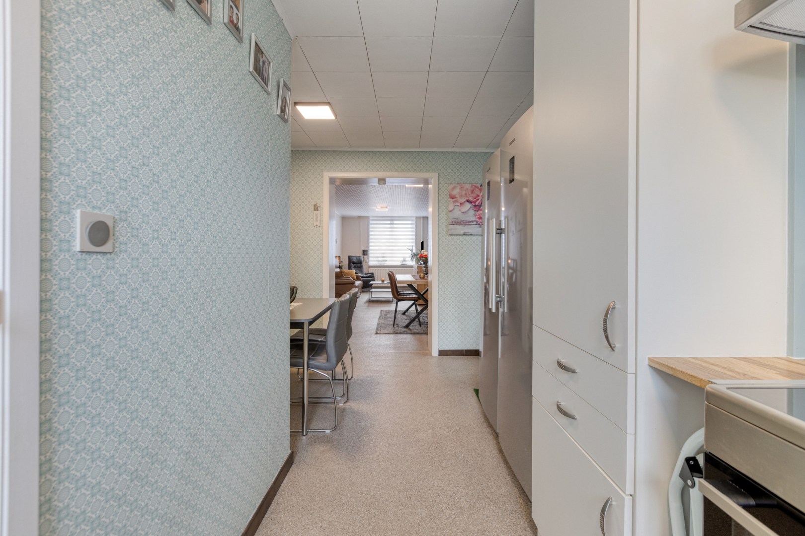 zicht op keuken en woonkamer