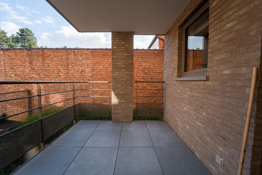 GUNSTIG GELEGEN 2 SLAAPKAMER APPARTEMENT 94 M² MET ONDERGRONDSE AUTOSTANDPLAATS EN KELDERBERGING IN HET CENTRUM VAN ZOLDER 