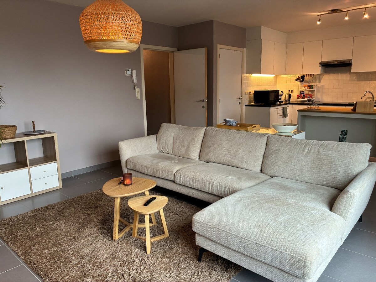 Ruim 2 slaapkamer appartement mét garage 