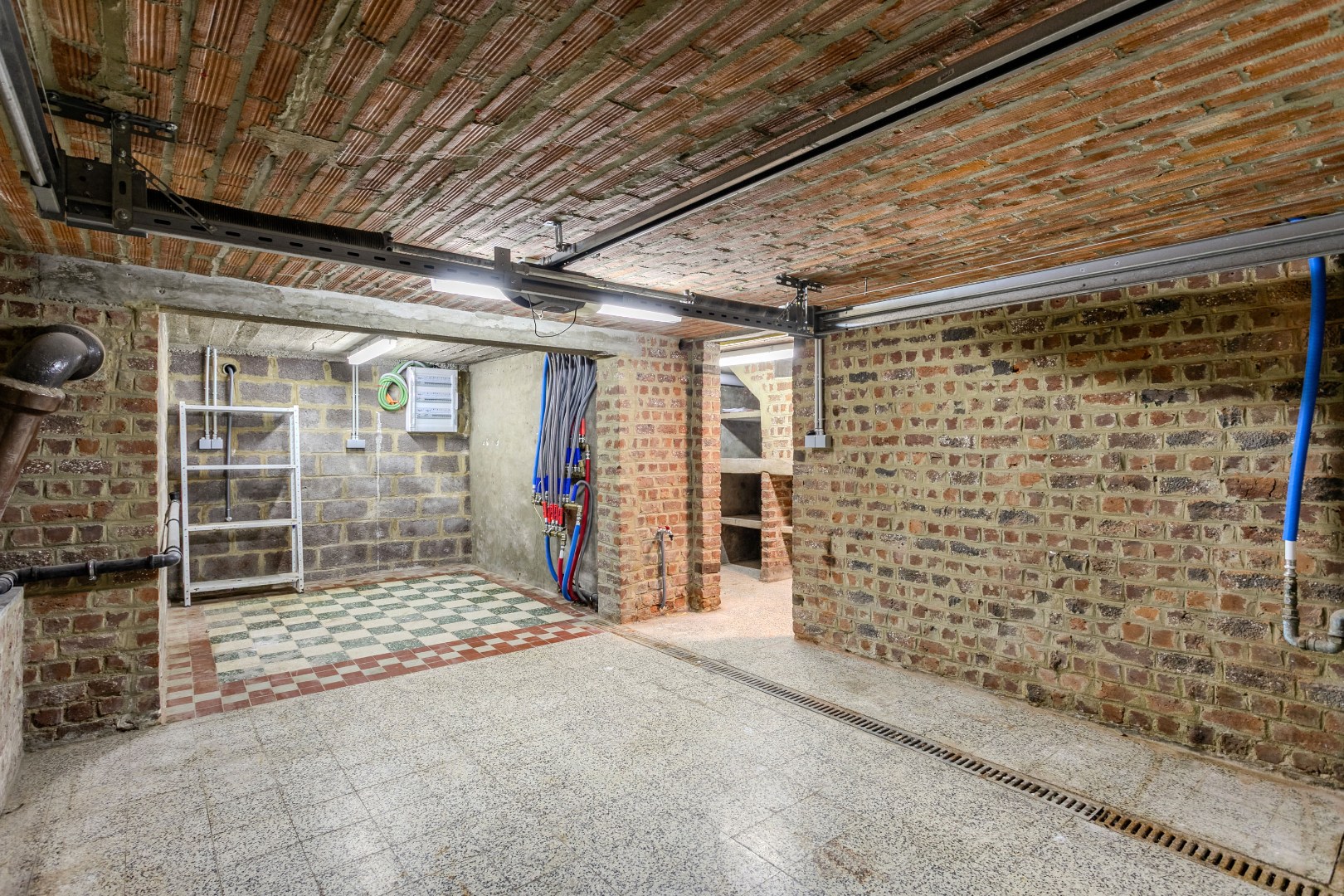 Gerenoveerde woning (EPC B) met 3 slpks (5 mogelijk) garage en tuin in een rustige straat te Lembeek 