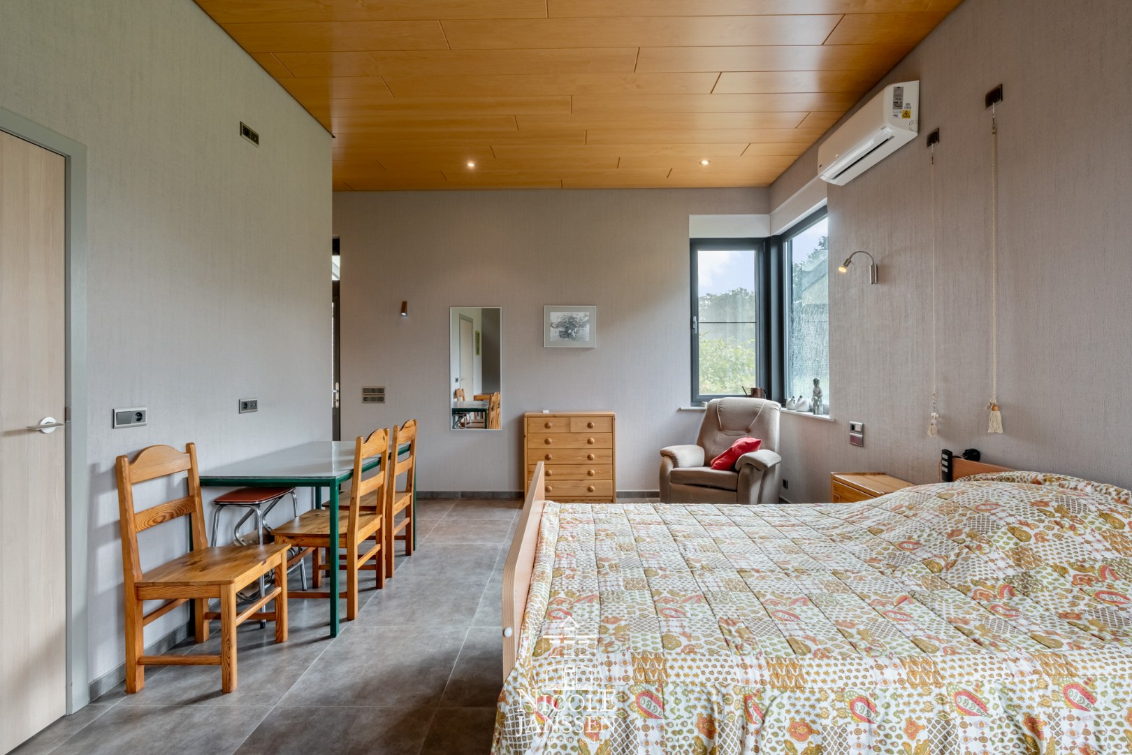 Recente ruime aanbouw met slaapkamer en badkamer