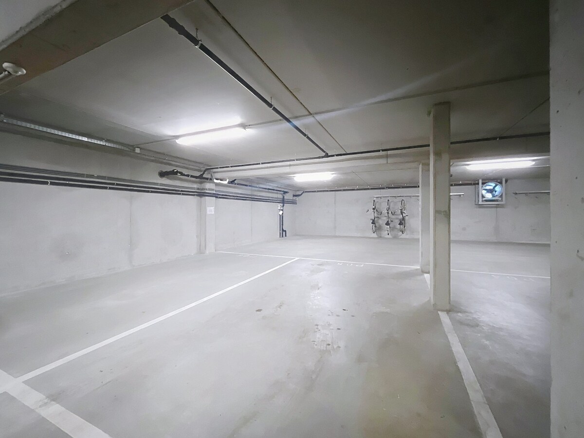 Commercieel kantoor op toplocatie in Aalter met 5 bureau ruimtes 