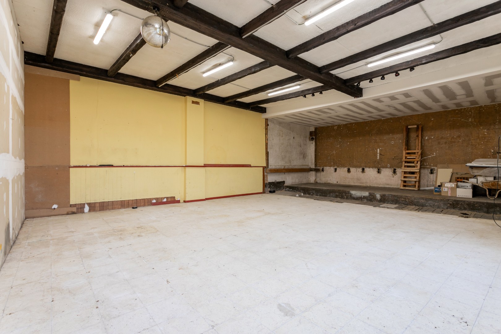 Handelsruimte met woonst op een gunstige ligging 