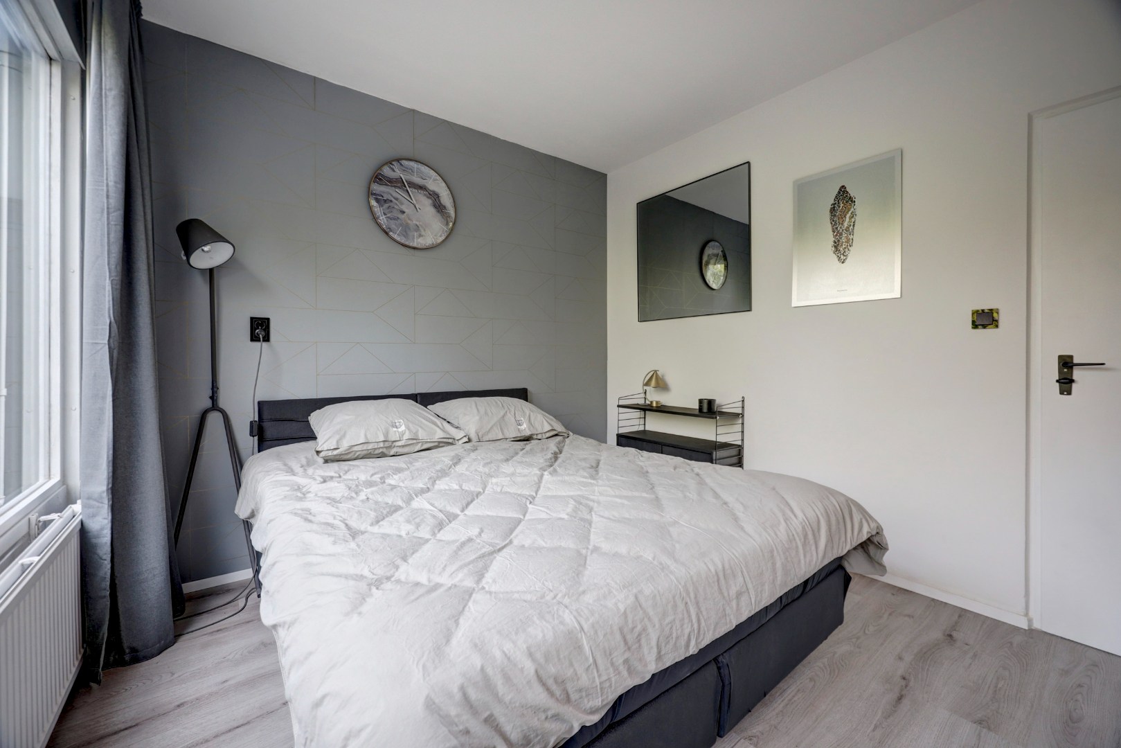 Woon-aanbieding 2 voor de prijs van één! Verrassend ruime 5-kamer woning, zonnige achtertuin, 2 keukens, 2 badkamers, parkeergelegenheid voor de deur.. 