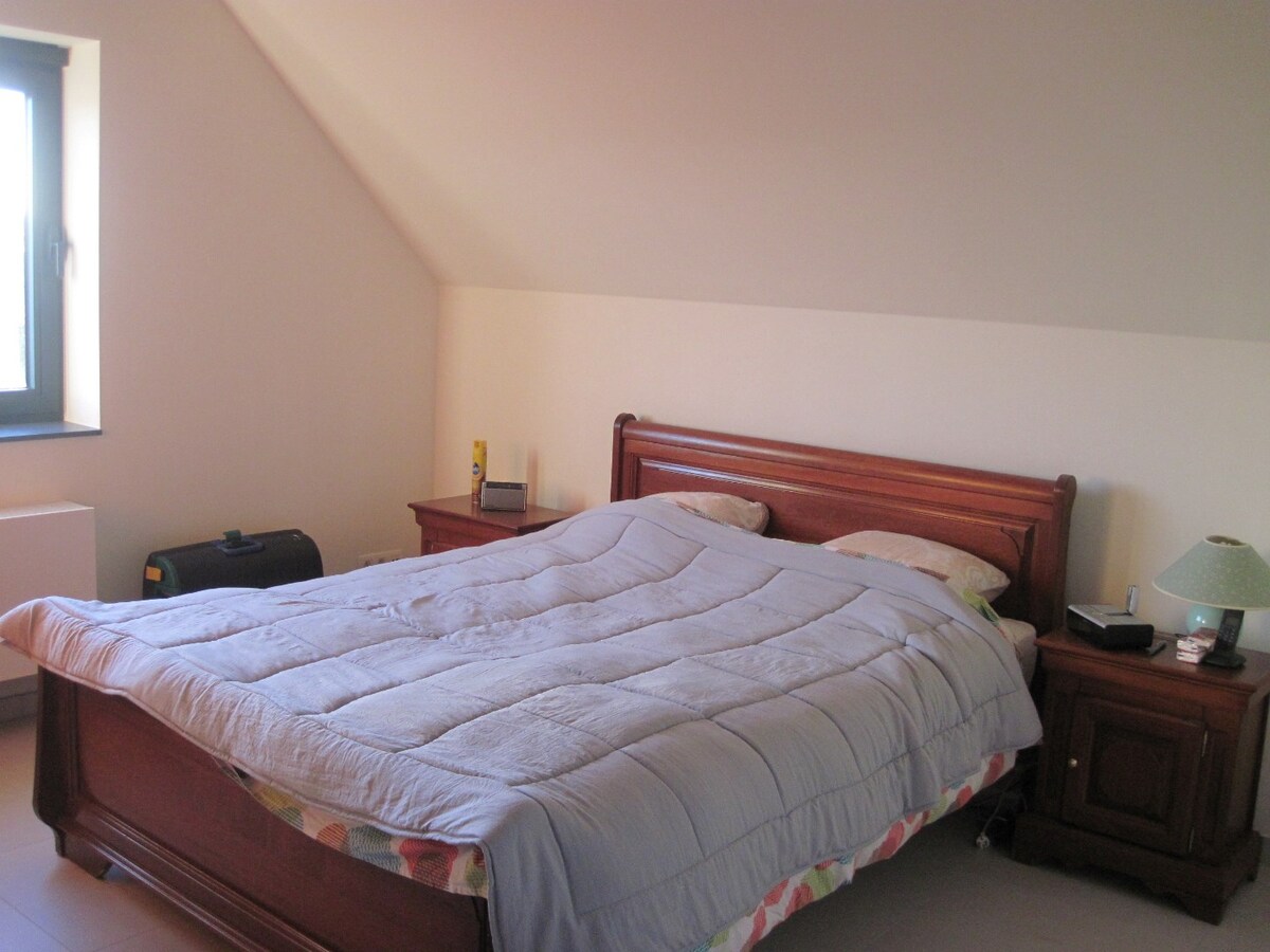 Eigentijds duplex-appartement. Geen vaste kosten !! 