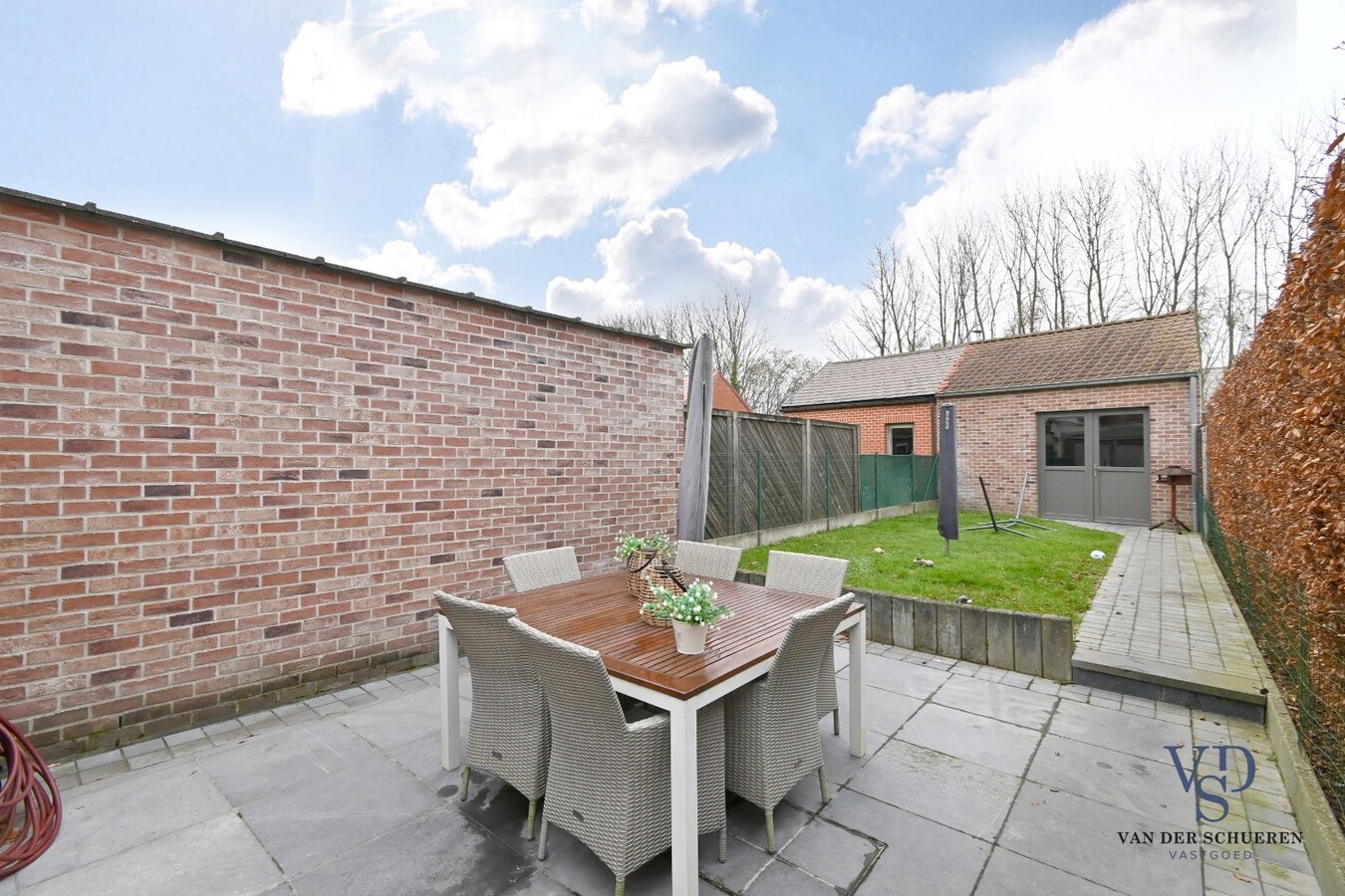 Gezellige woning (met garage achteraan). 