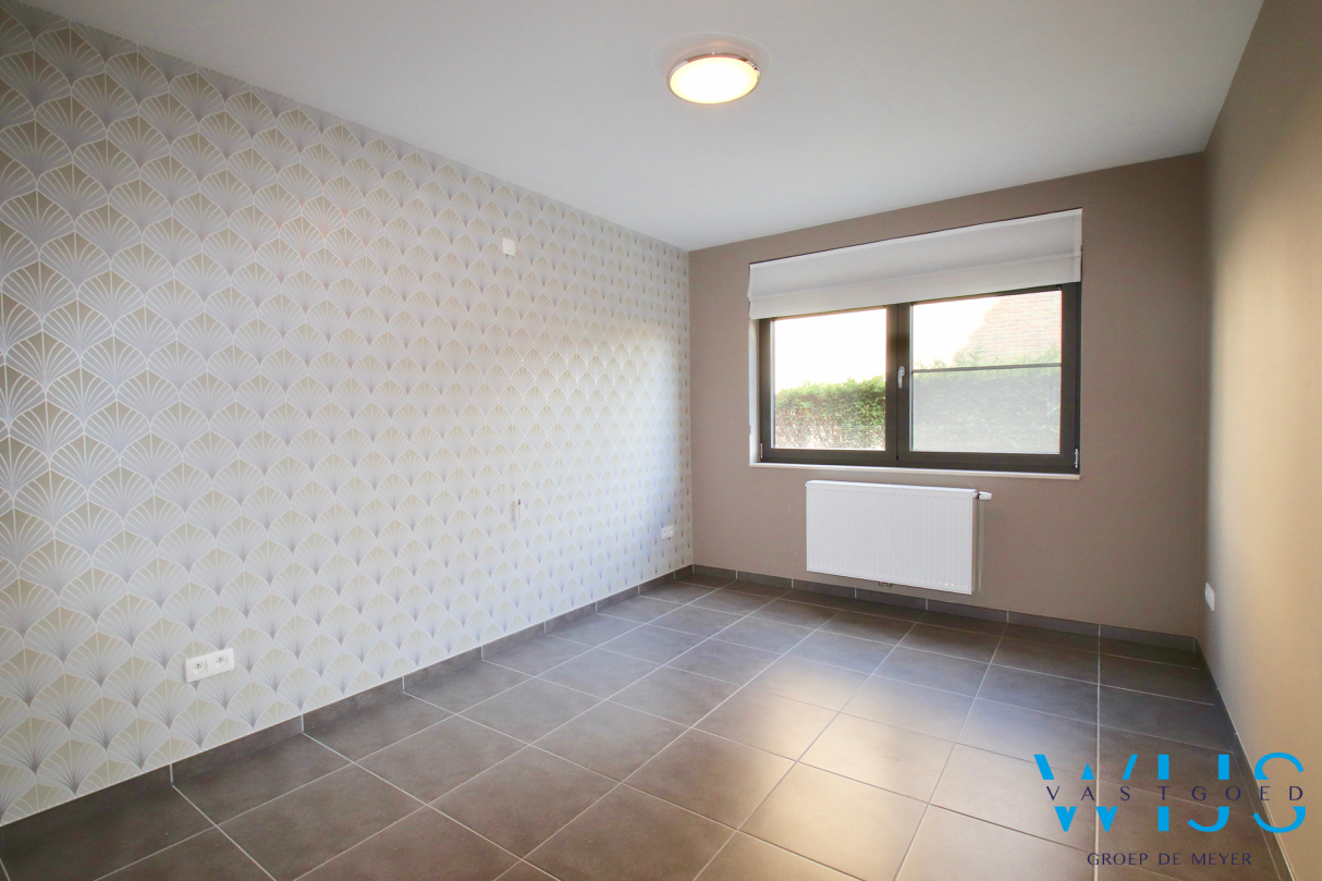 Recent GELIJKVLOERS appartement met 2 slaapkamers te Oosteeklo ! 