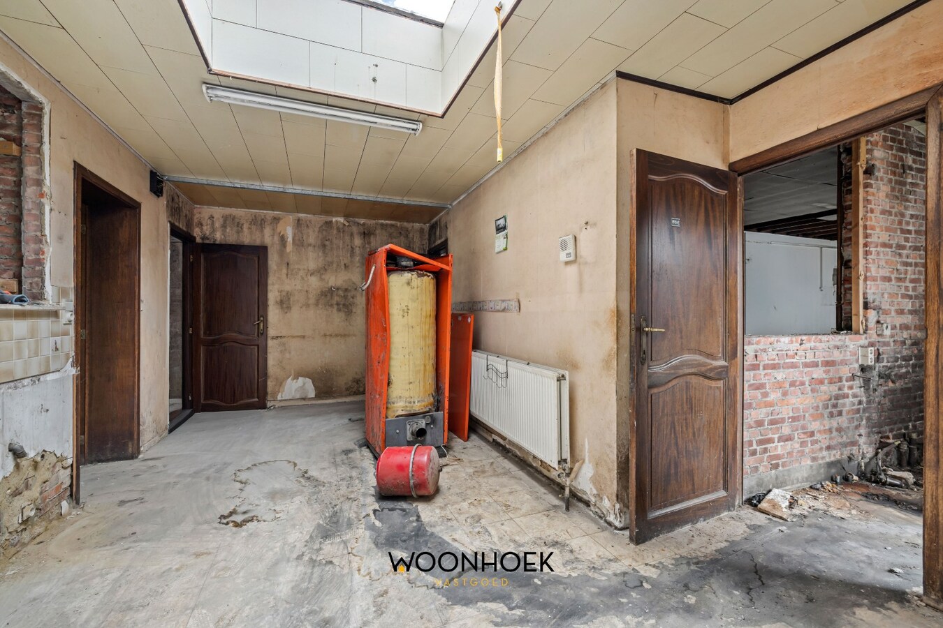 Ruime, te renoveren woning met diverse mogelijkheden 