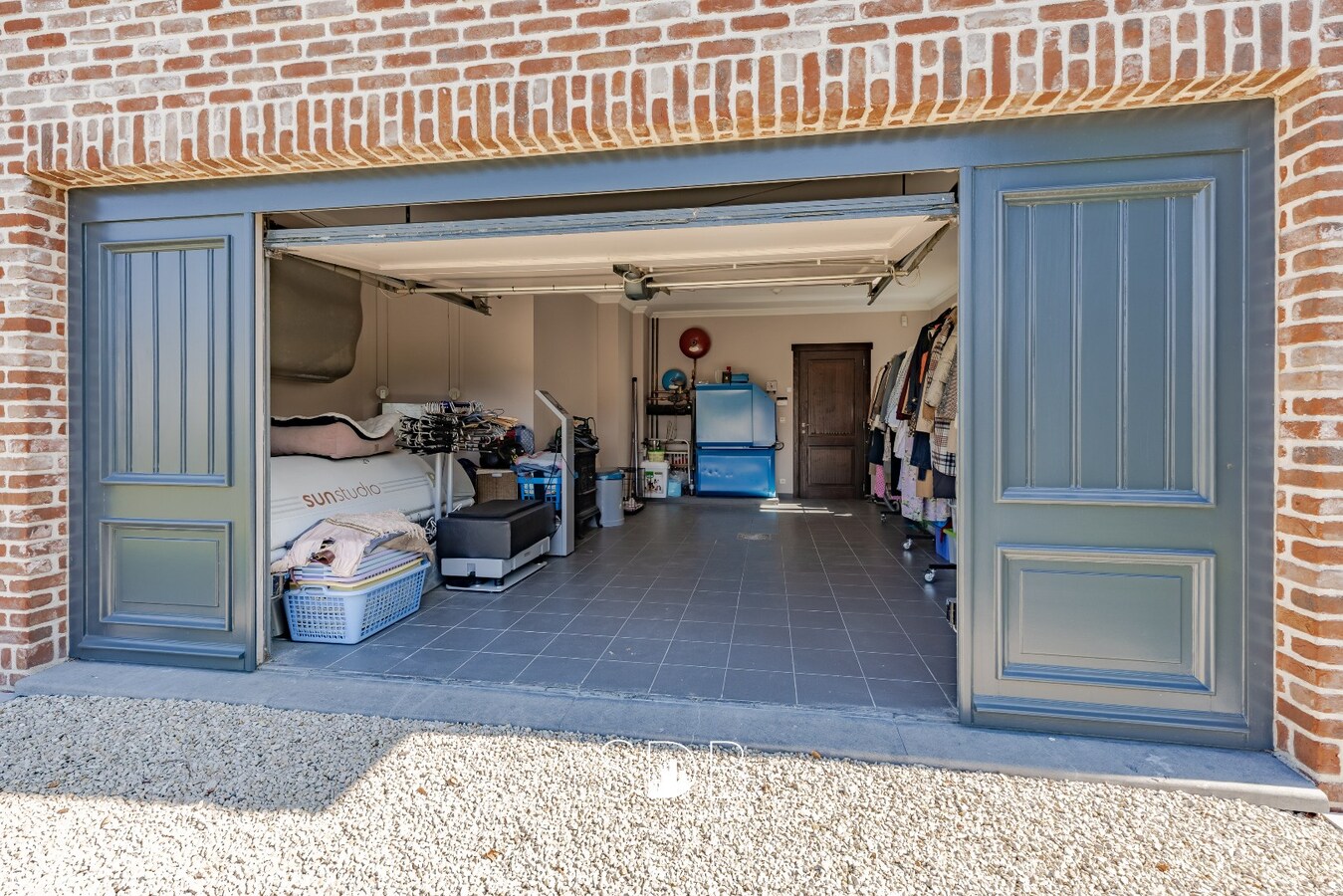 Prachtige stijlvolle woning met bijgebouwen, buitenpiste en graslanden 