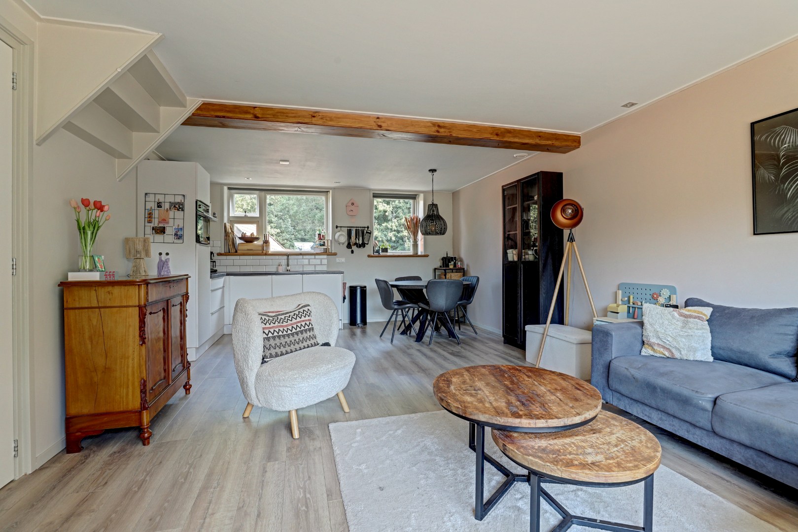 Instapklaar en tot in de puntjes verzorgd, met twee slaapkamers en een fraai verbouwde schuur voor praktijk, werk of hobby. 