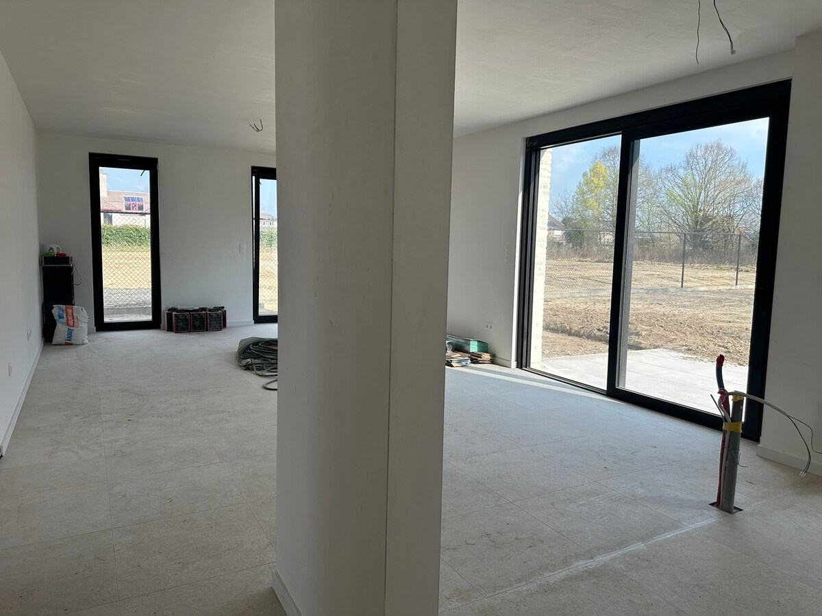 Nieuwbouw instapklare woning met 4 slaapkamers (waarvan 1 gelijkvloers) 