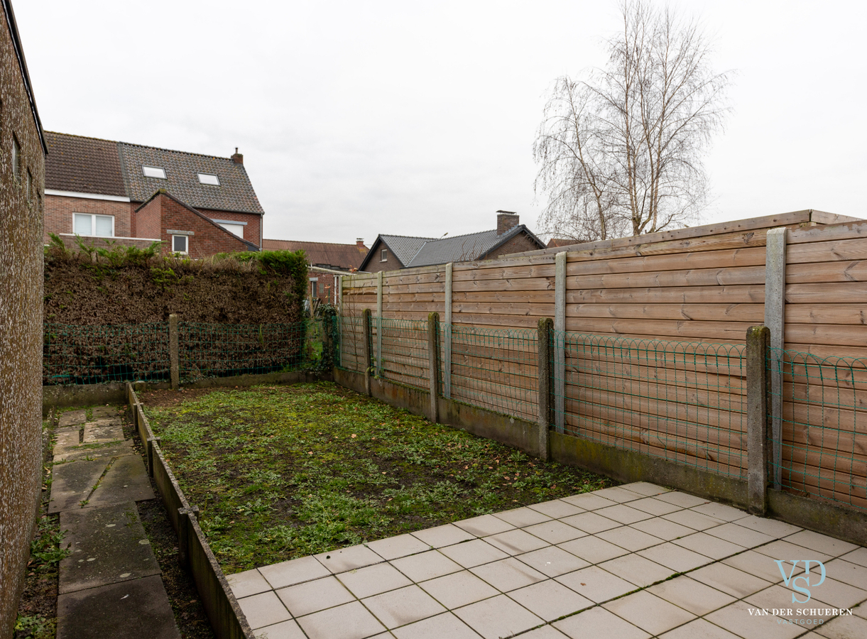 Degelijke, op te frissen Half Open Bebouwing. 