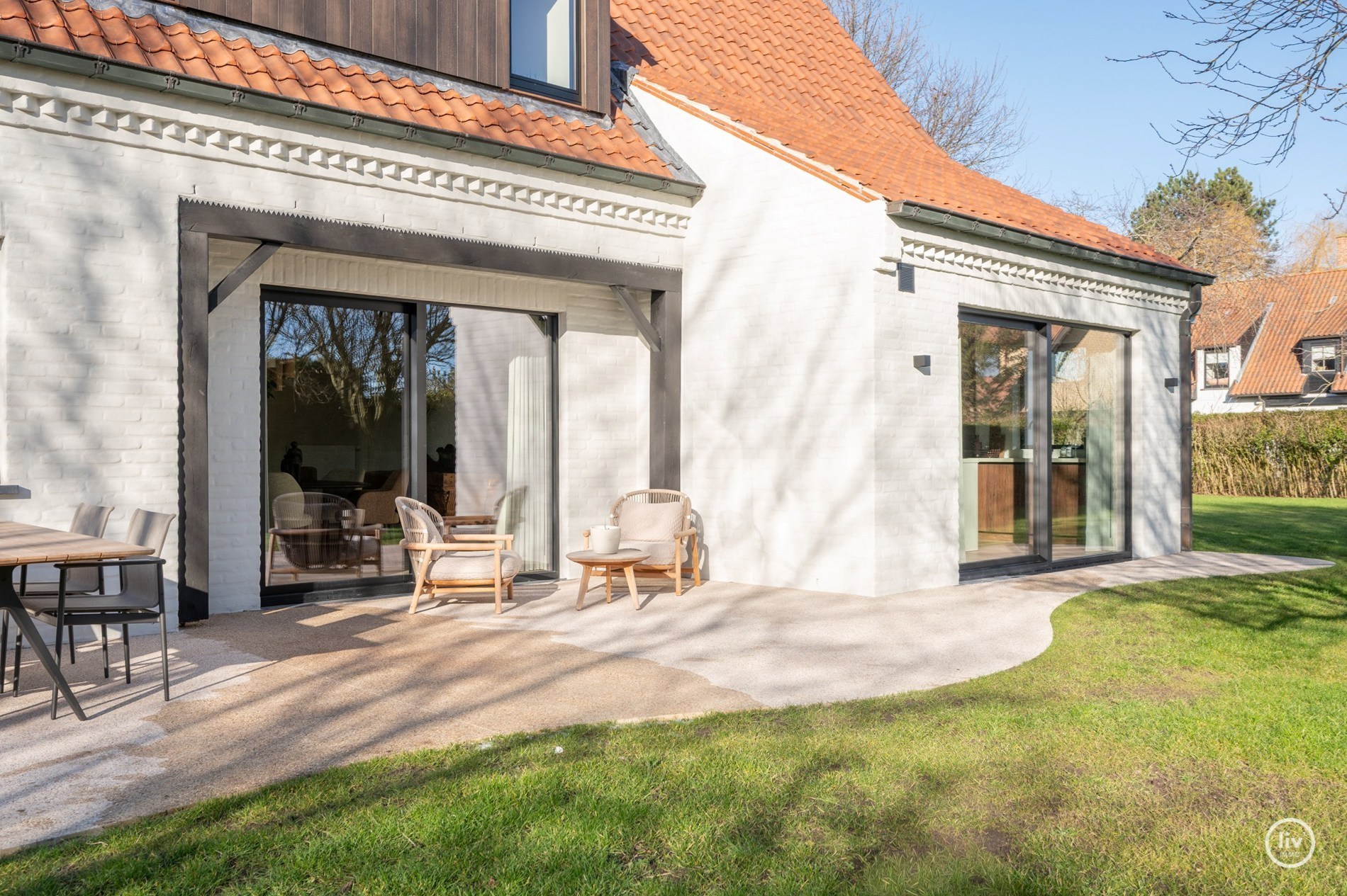Magnifique villa rénovée, située sur un grand terrain de 1365 m2 dans un quartier résidentiel de villas, à proximité du centre de Knokke. 