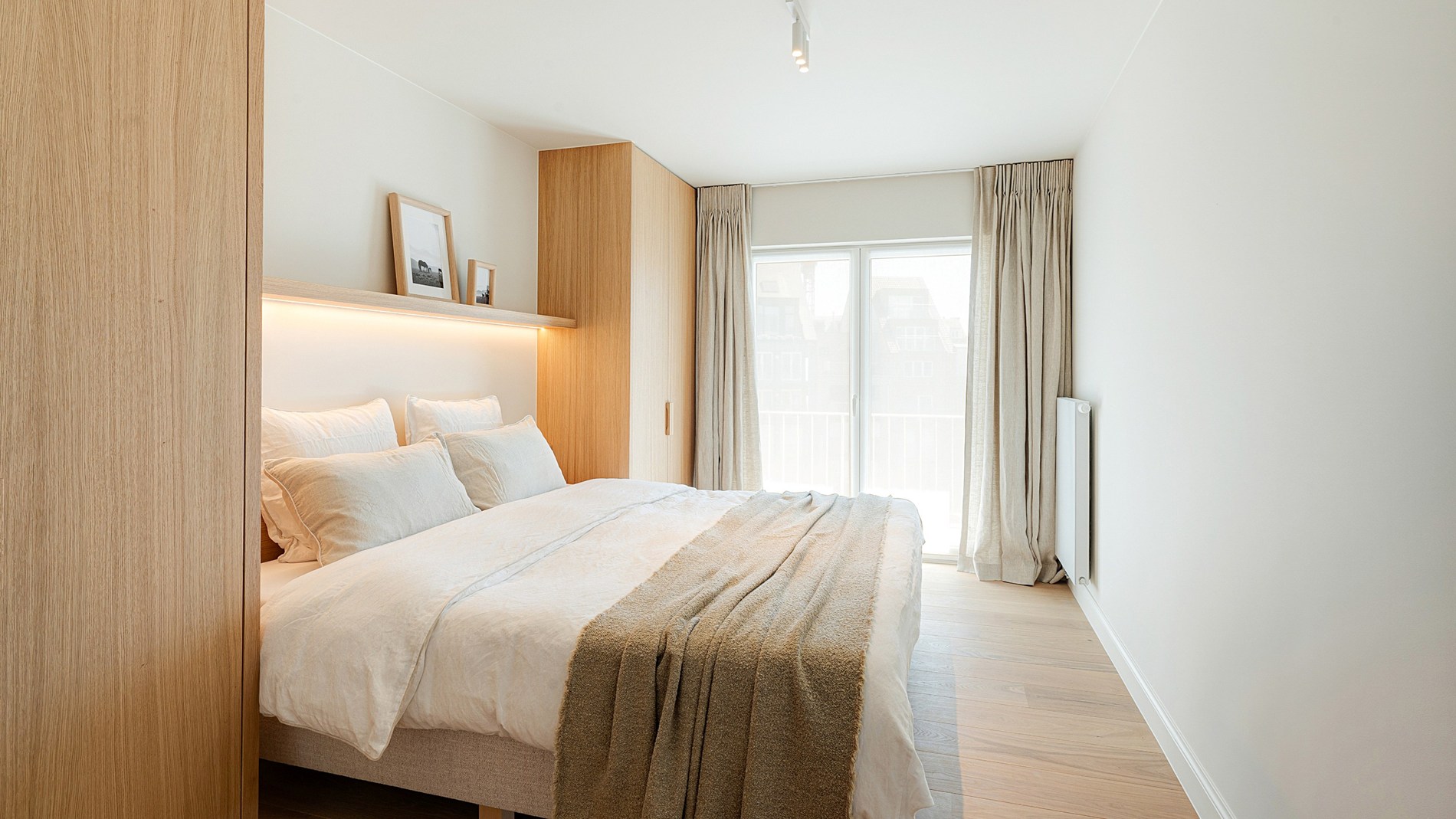 Op een absolute toplocatie langs de Kustlaan, centraal gelegen tussen het Lichttorenplein en het Driehoeksplein en op wandelafstand van het strand, bevindt zich dit stijlvol gerenoveerde appartement. 