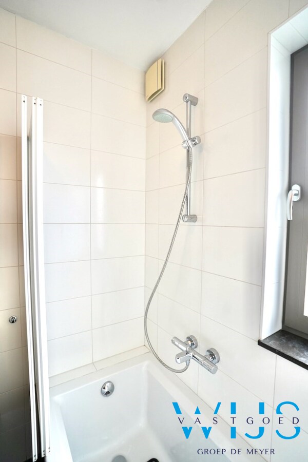 Instapklaar appartement met garage te Oosteeklo ! 