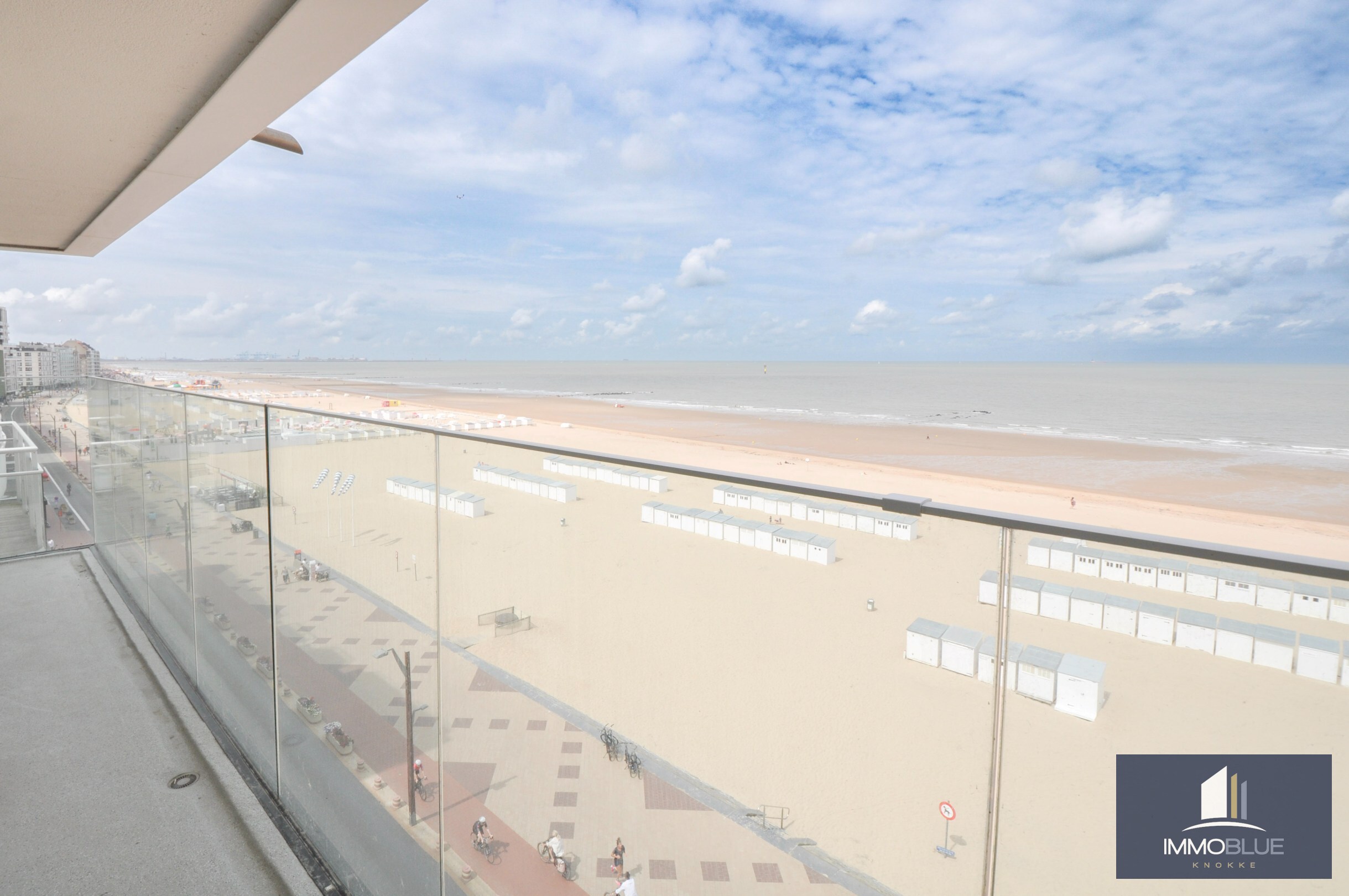 Appartement exceptionnel avec vue frontale sur la mer et une façade d’environ 11,5 mètres, situé au Zoute. 