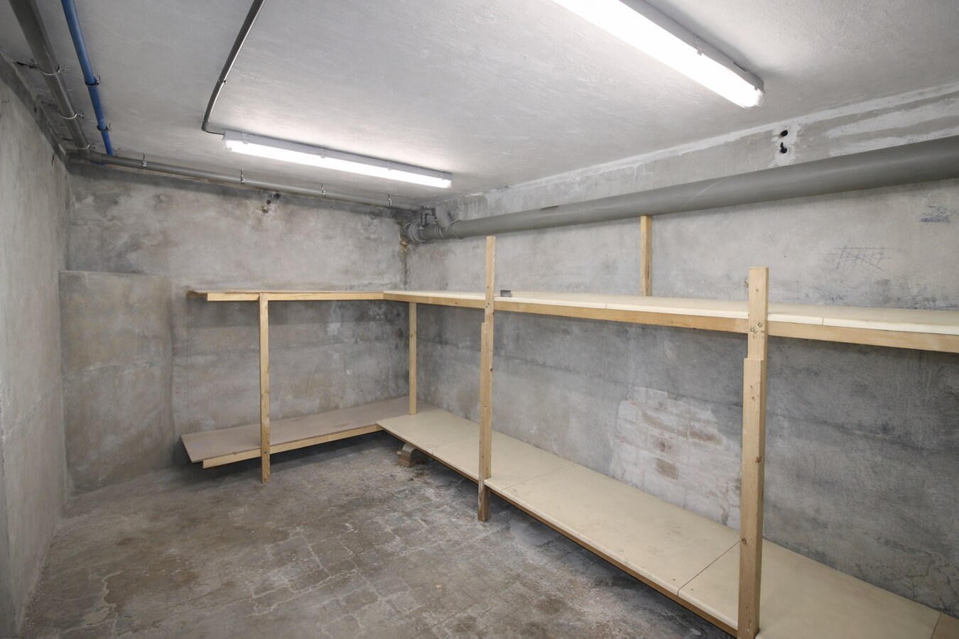 Te koop in Sint-Niklaas: uitzonderlijk handelshuis met woonst en duplex appartement, met optionele garageboxen en sterk opbrengstpotentieel 