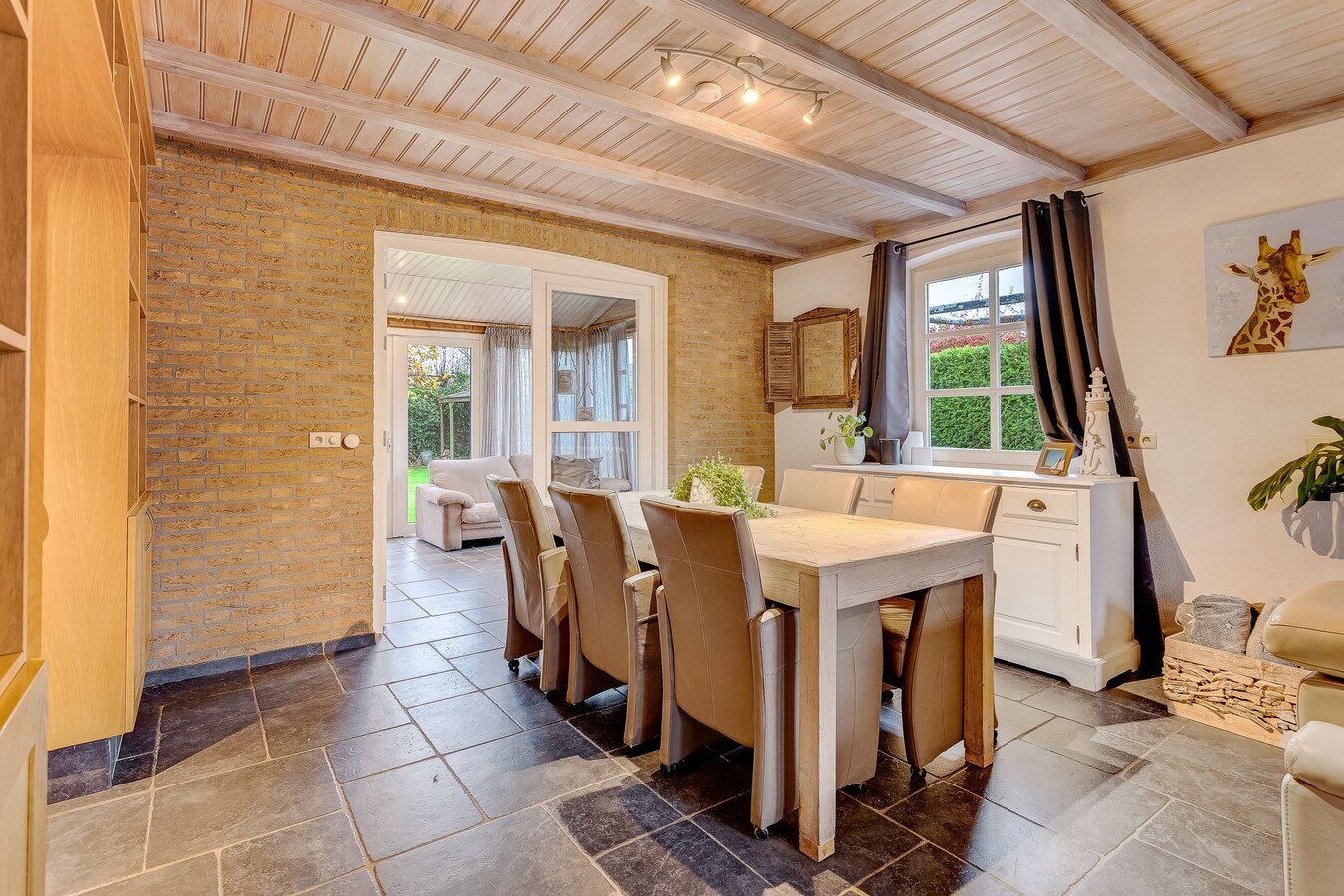 Vrijstaande woning met inpandige garage gelegen op een perceel van 784 m2 te Arendonk. 