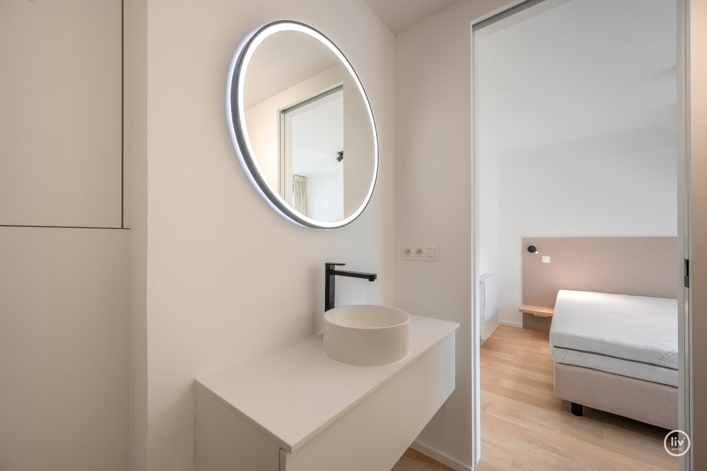 Un appartement en duplex rénové unique avec une magnifique terrasse ensoleillée offrant une vue dégagée situé sur la Kustlaan au cœur du Zoute. 