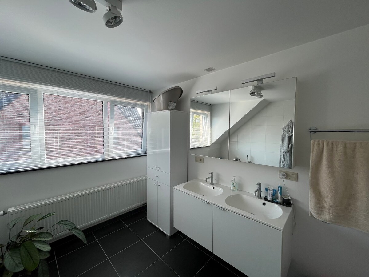 Ruime villa in residentiële wijk te Dikkelvenne 