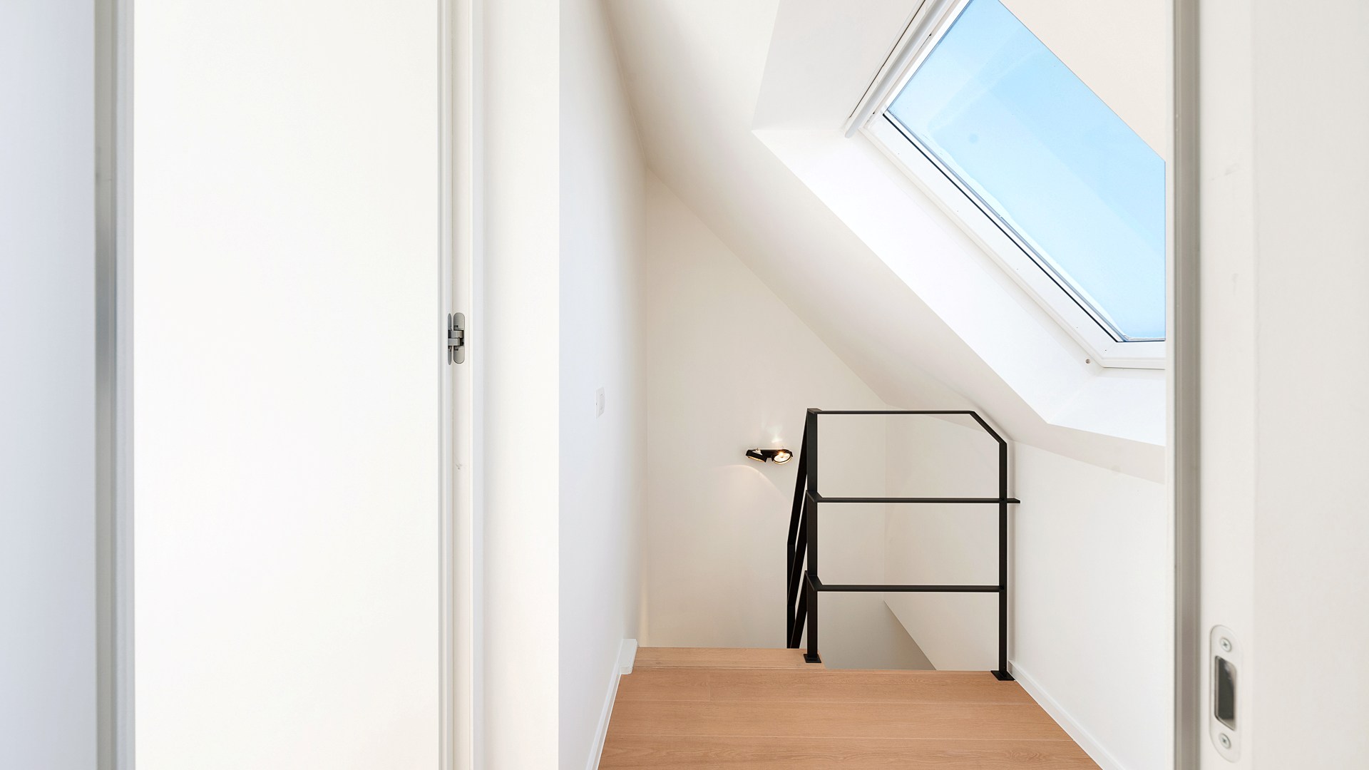 Centraal gelegen 3-gevelwoning in hedendaagse stijl – Bouwjaar 2014 