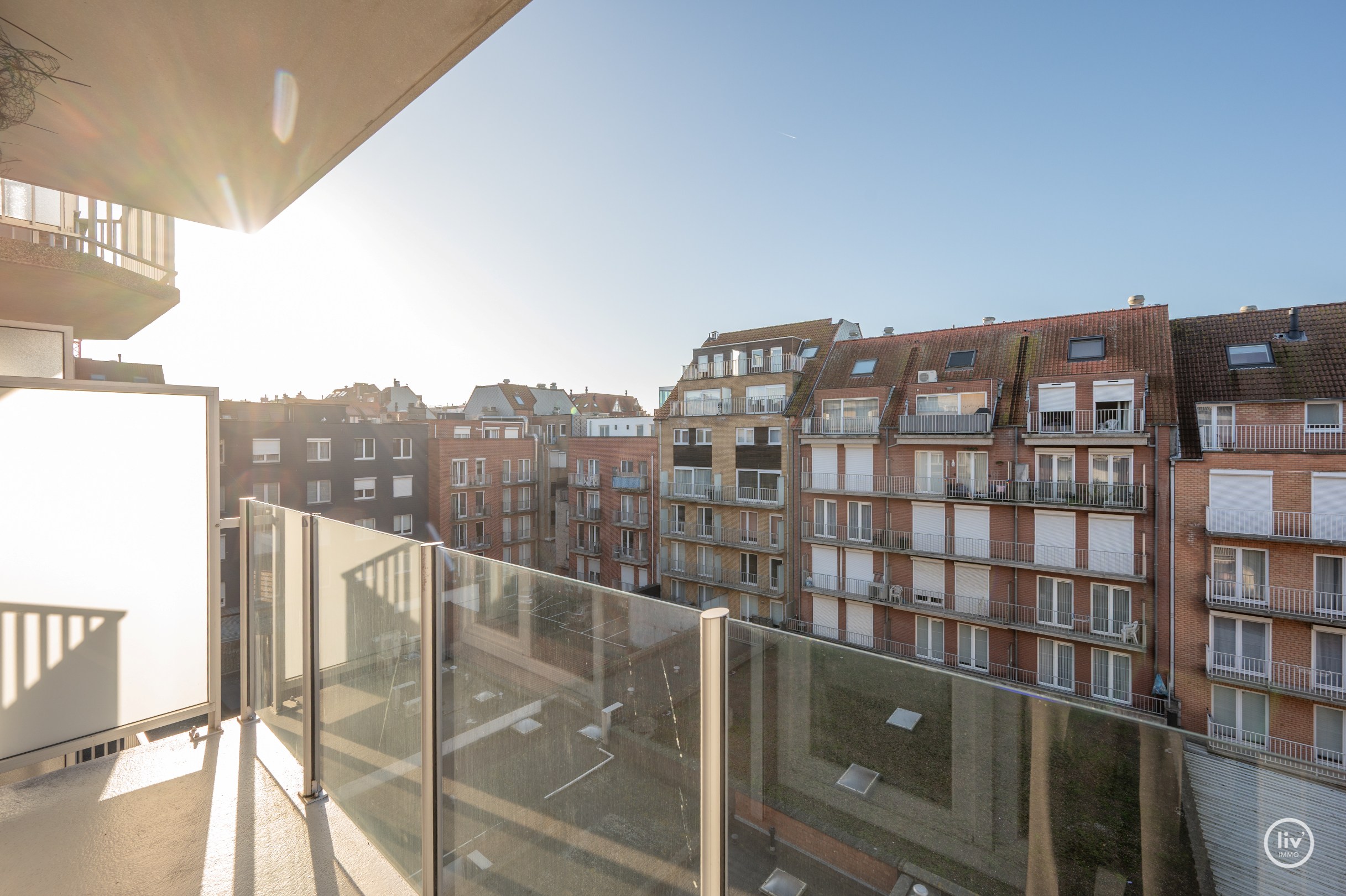 Récent appartement met mooie gevelbreedte centraal gelegen op de Lippenslaan te Knokke. 