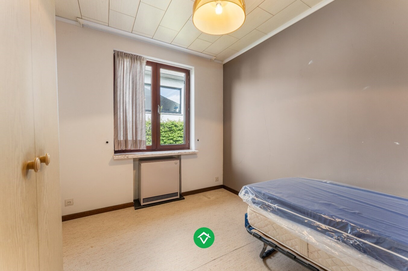 Alleenstaande woning met drie slaapkamers en dubbele garage in centrum Koekelare 