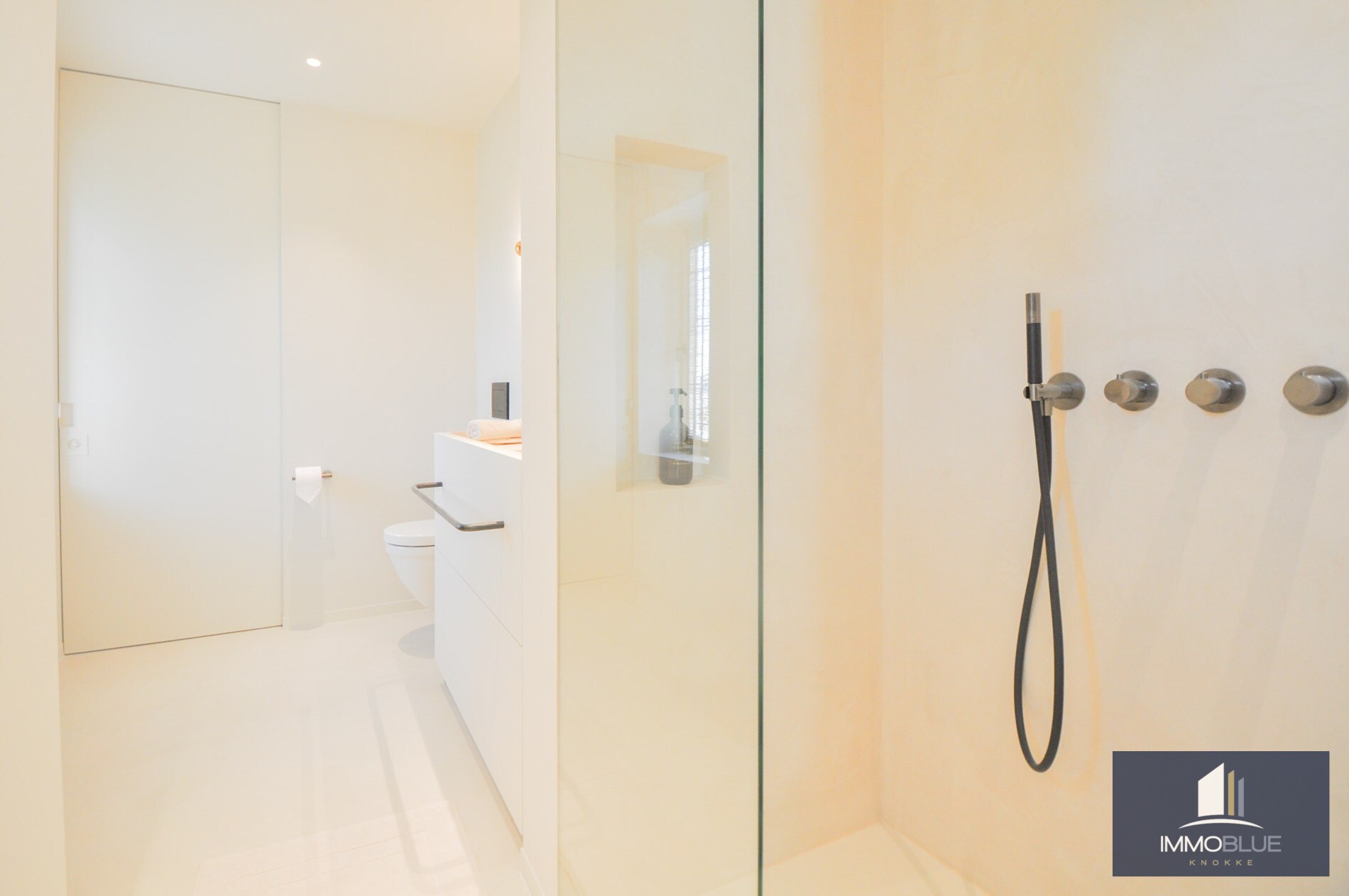 Volledig gerenoveerd hoek-appartement met een prachtig zicht op het Zegemeer. 