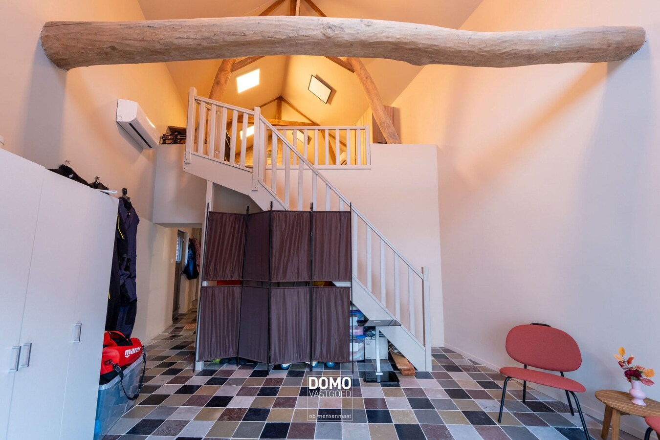 RUIME, INSTAPKLARE EN GERENOVEERDE WONING MET KANTOORGEBOUW INCLUSIEF PARKEERGELEGENHEID, TUIN EN ZWEMBAD TE MIELEN BOVEN AALST (GINGELOM) 