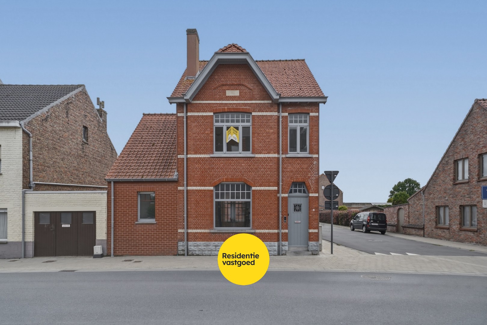 Karaktervolle instapklare hoekwoning met inpandige garage en zonnige stadstuin 