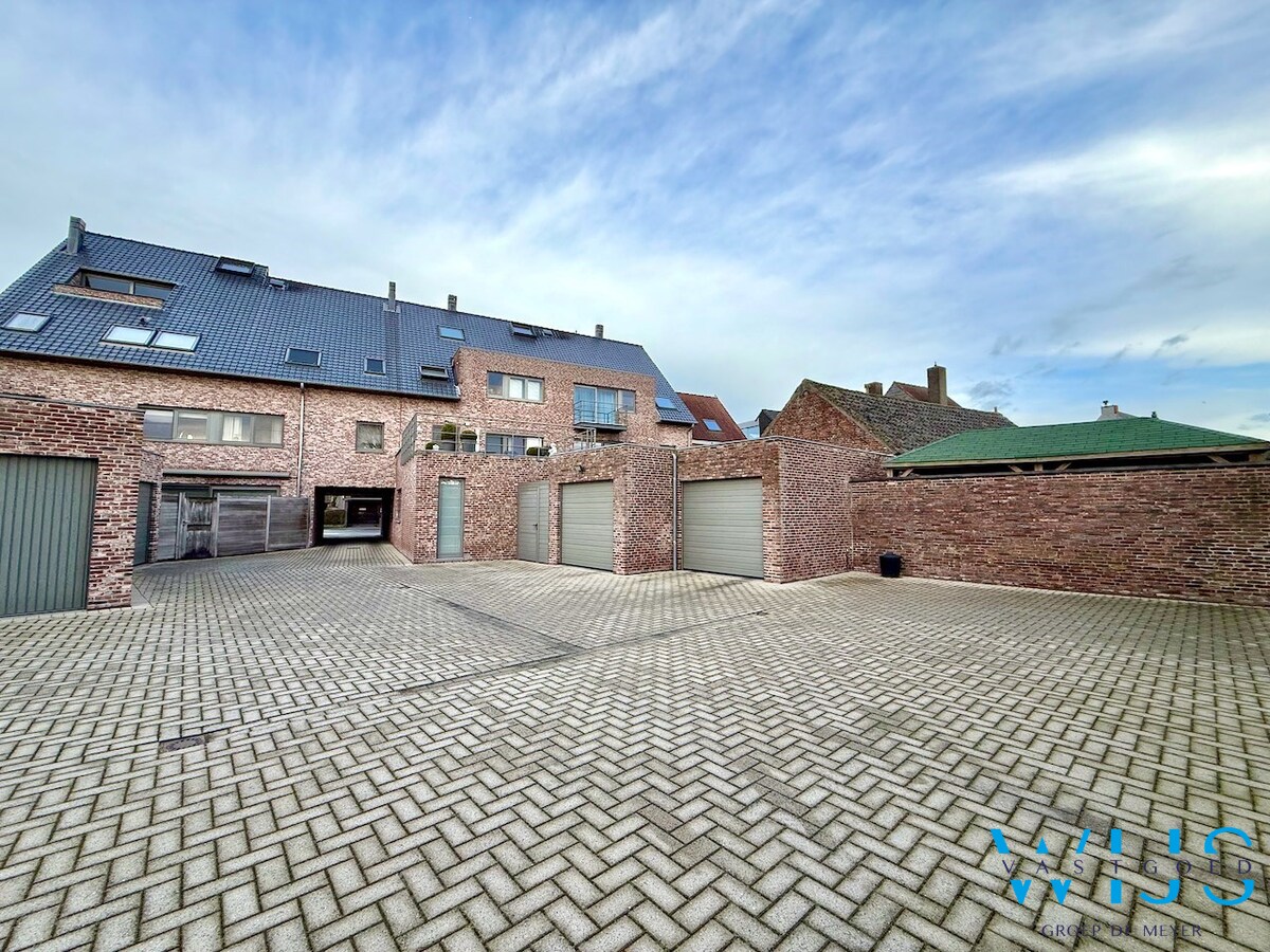 Instapklaar appartement met garage te Oosteeklo ! 