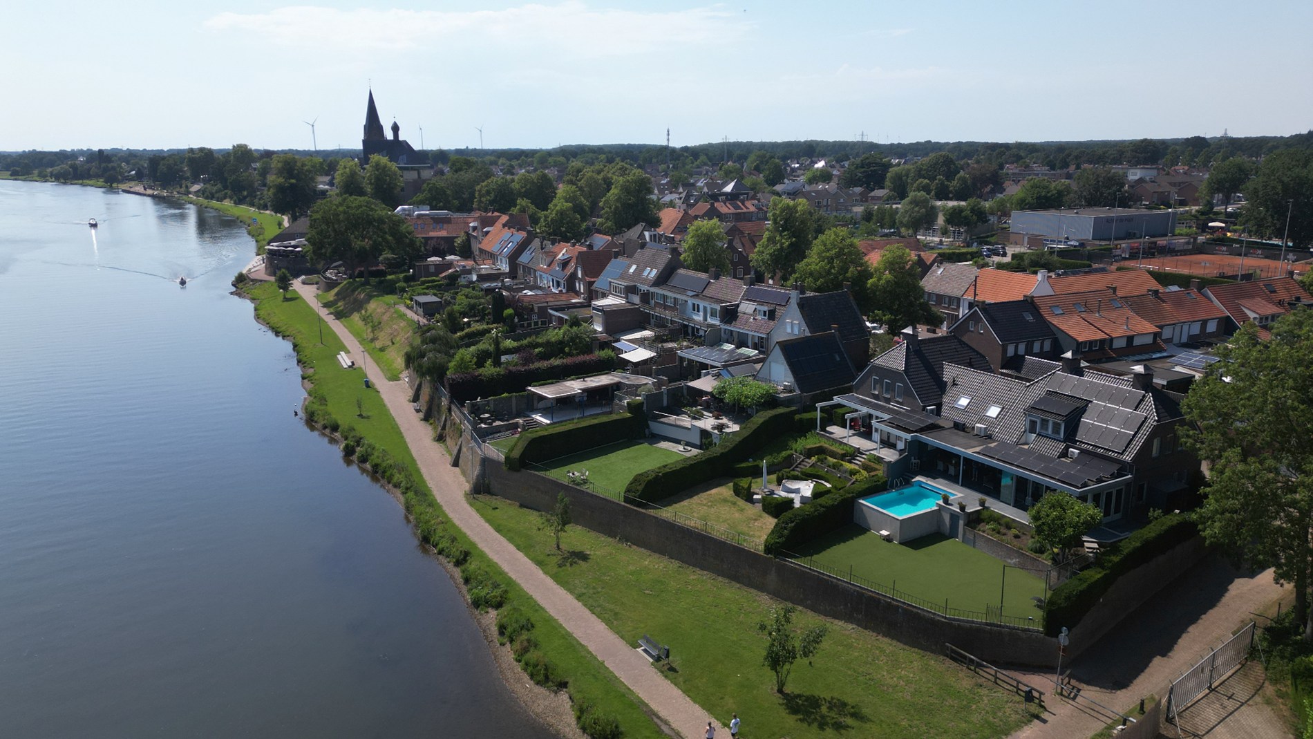 Fraai gelegen halfvrijstaande woning in hartje Kessel met vier slaapkamers, souterrain, inpandige garage, tuinkamer, zwembad en prachtig uitzicht over de Maas 