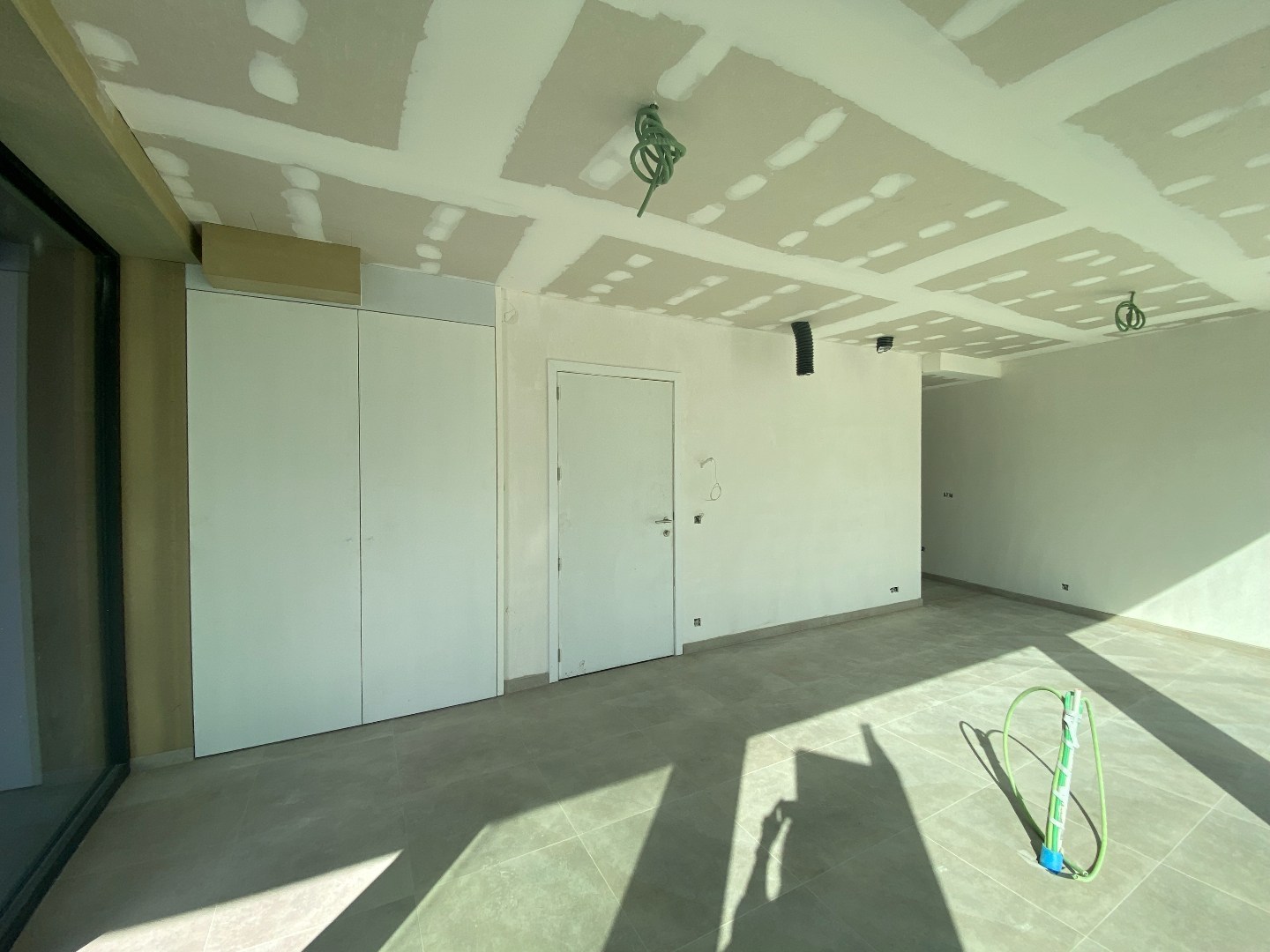 Zeer goed centraal gelegen handelsruimte te Desselgem! 