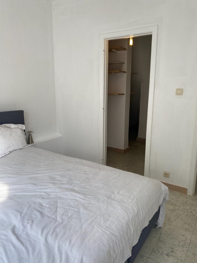 Lichtrijk 2-slaapkamerappartement met terras, garage en extra staanplaats in het centrum van Heist 