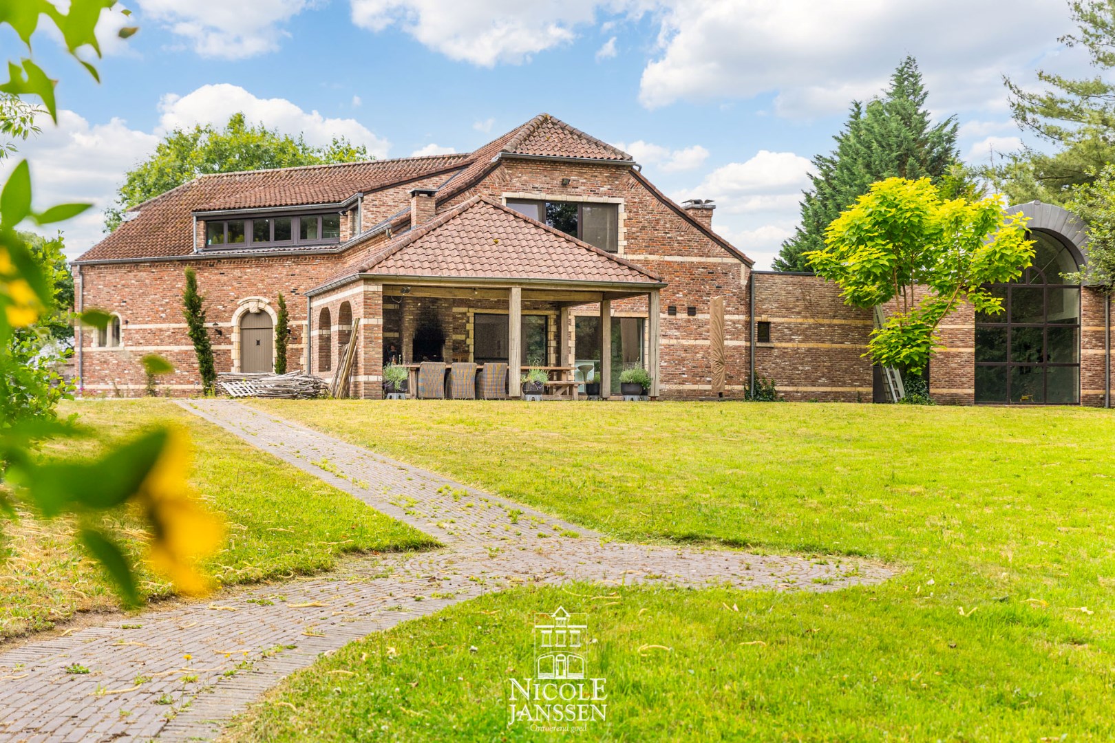Overdekt terras aan de voor-en achterzijde van het gebouw