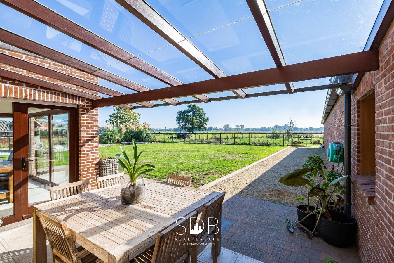 Hedendaagse woning met hippische accommodatie op 17.782m² 