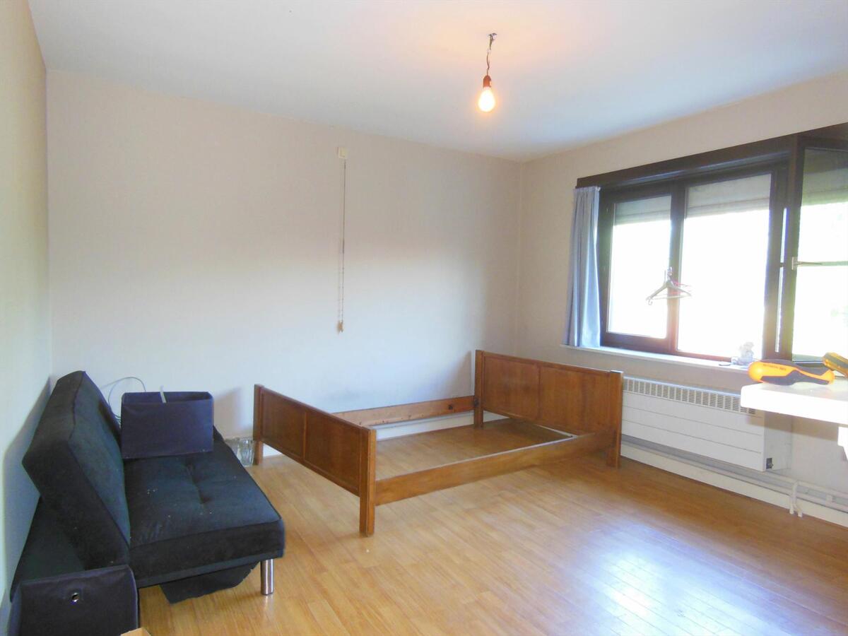 Rijwoning met zonnige tuin en garage 