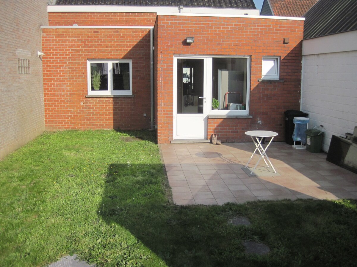 Degelijke woning met terras en tuintje. 