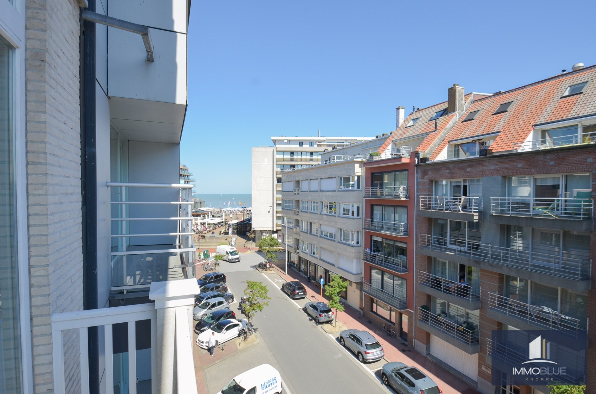 Duplex mezzanine lumineux et spacieux à louer, situé à deux pas de la mer. 