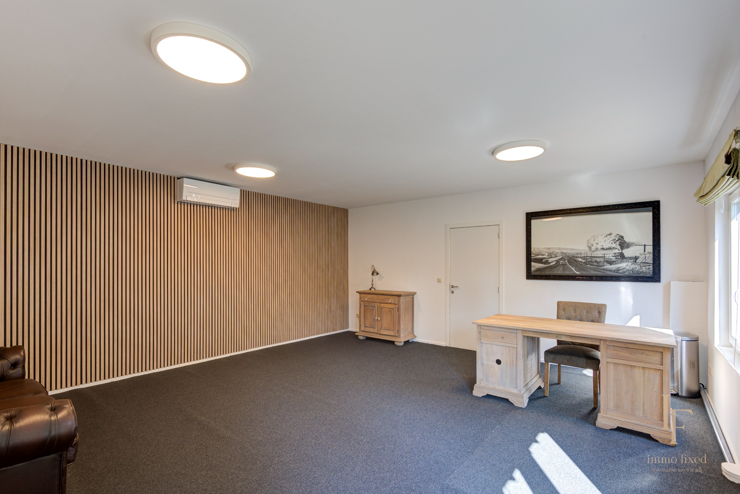 Villa met magazijn, garagebox en 12+ parkeerplaatsen te Kontich! 