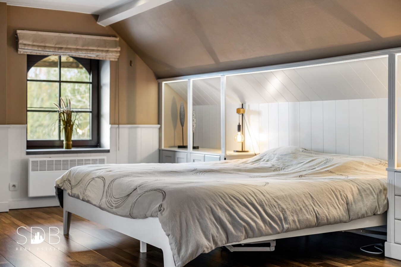 Landelijke villa met zwembad, paardenfaciliteiten en piste op circa 2 HA 