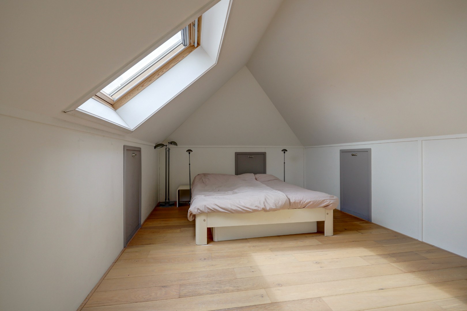 Luxe en royale 5-kamer 2-onder-1-kap woning met garage, eigen parkeerplaats, sauna én zonnige tuin op het zuiden en gelegen in een rustige straat! 