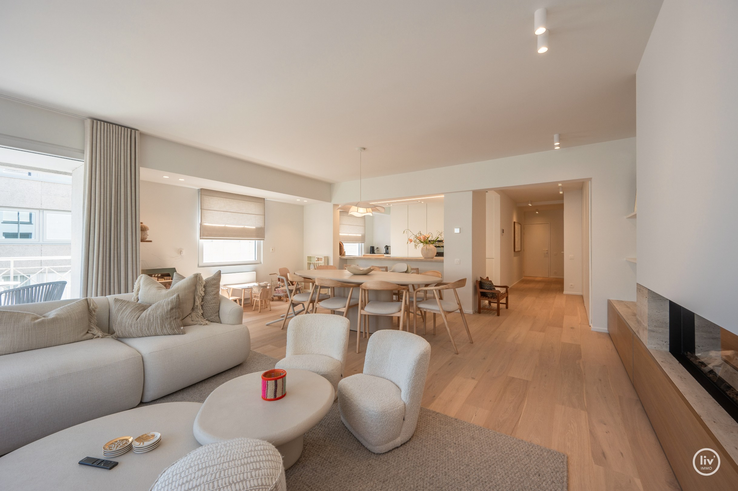 Prachtig, ruim (131 m2) HOEKappartement, volledig gerenoveerd centraal gelegen op de Lippenslaan vlakbij de zeedijk te Knokke. 