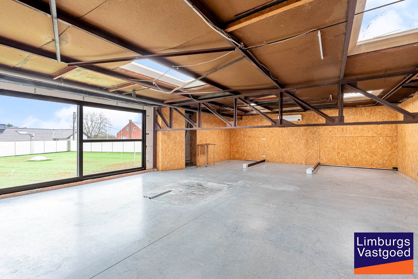 Bedrijfsgebouw met kantoren, magazijnen en woonst - groot 2580 m² 