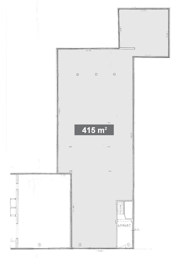 Goed gelegen magazijn met 2 bovengelegen appartementen 