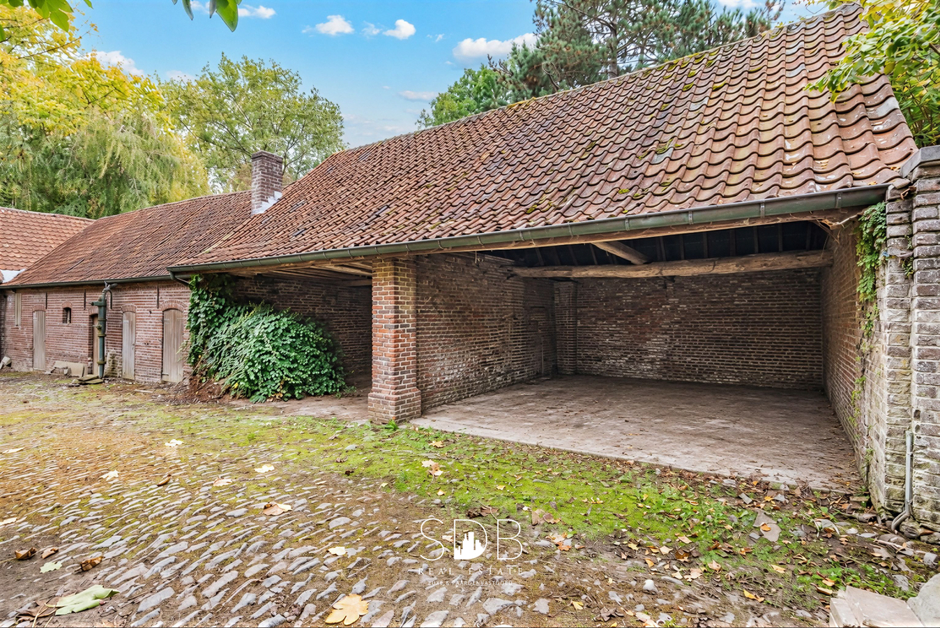 Authentieke hoeve met achterliggend groen op 5.192m² 